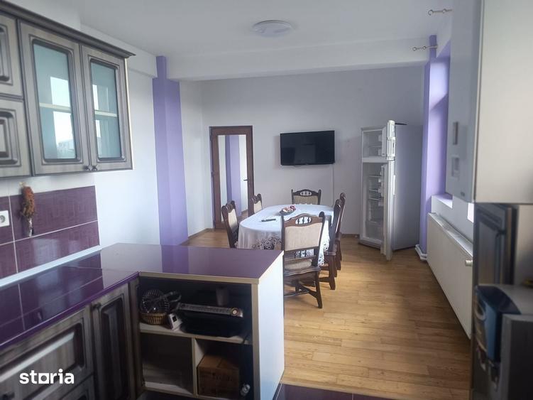 Casă cu 10 camere cu Teren 970 Mp în Calea București