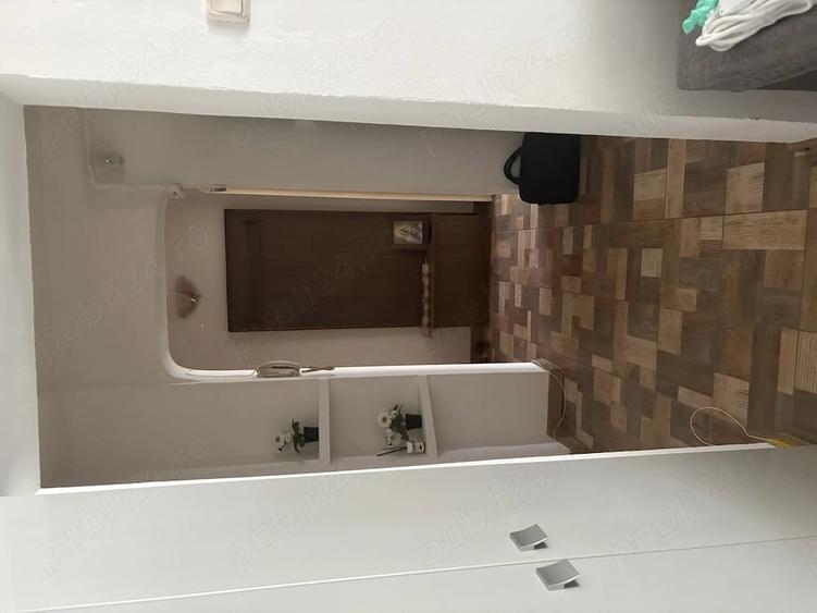 Apartament cu 3 camere semidecomandat în Trivale