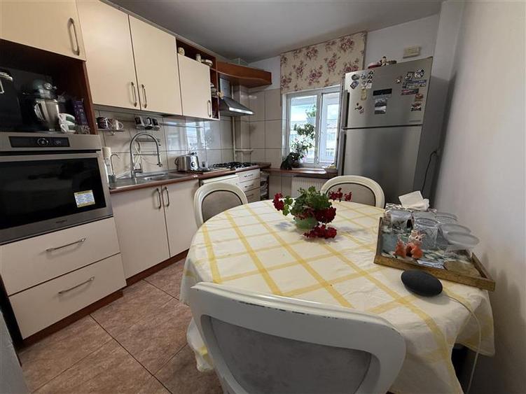 Apartament cu 4 camere decomandat, mobilat în Alexandru cel Bun