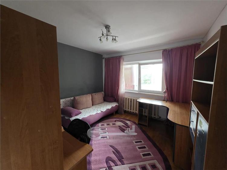 Apartament cu 3 camere decomandat, mobilat în Nicolina