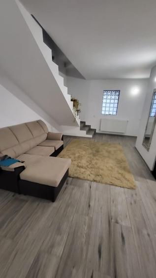 Casă individuală cu 6 camere cu Canalizare în Periferie