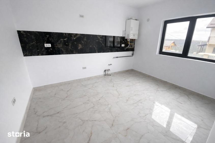 Casă cu 5 camere cu Teren 500 Mp în Podu Roș