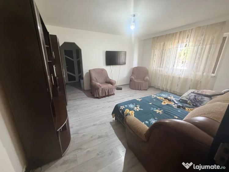 Apartament cu 2 camere semidecomandat în Craiovița Nouă