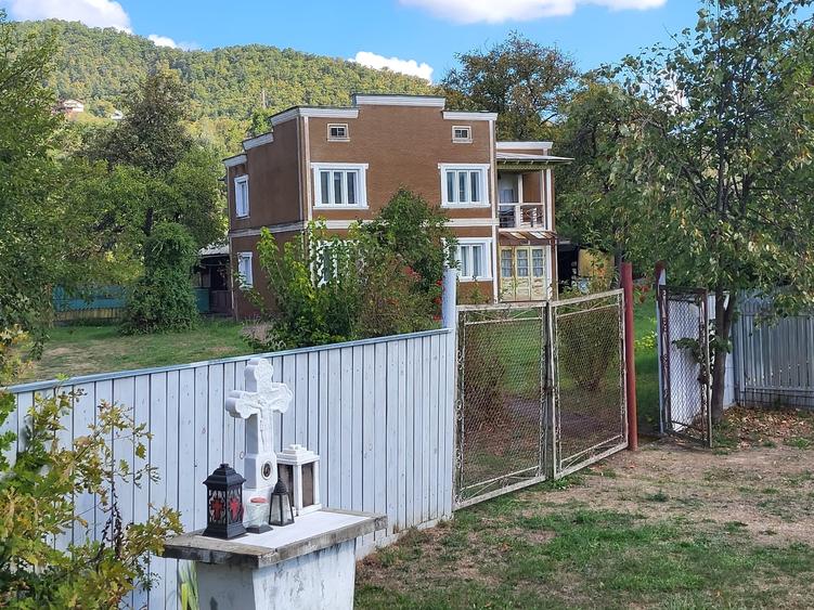 Casă individuală cu 6 camere cu Garaj în Vaduri