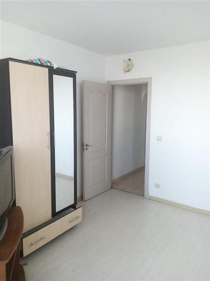 Apartament cu 3 camere decomandat în Cornișa