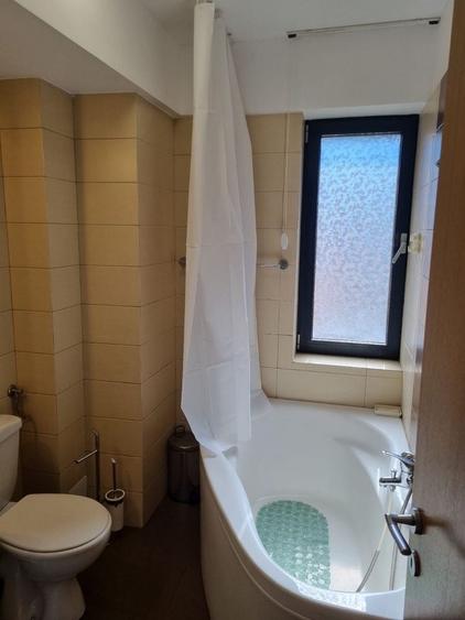 Apartament cu 3 camere decomandat în Polonă