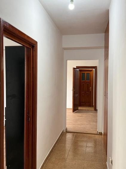 Apartament cu 3 camere nedecomandat în Exterior Vest