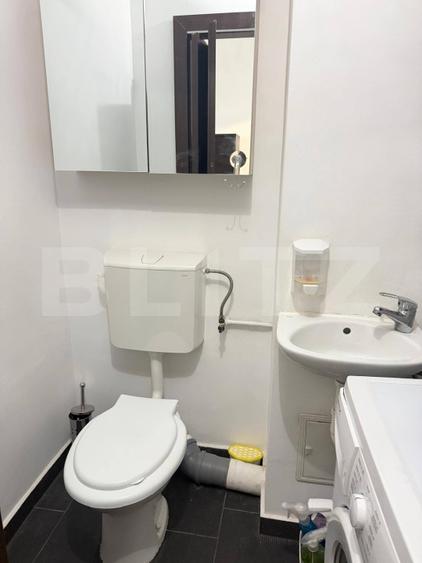 Apartament cu 3 camere semidecomandat, mobilat în Central