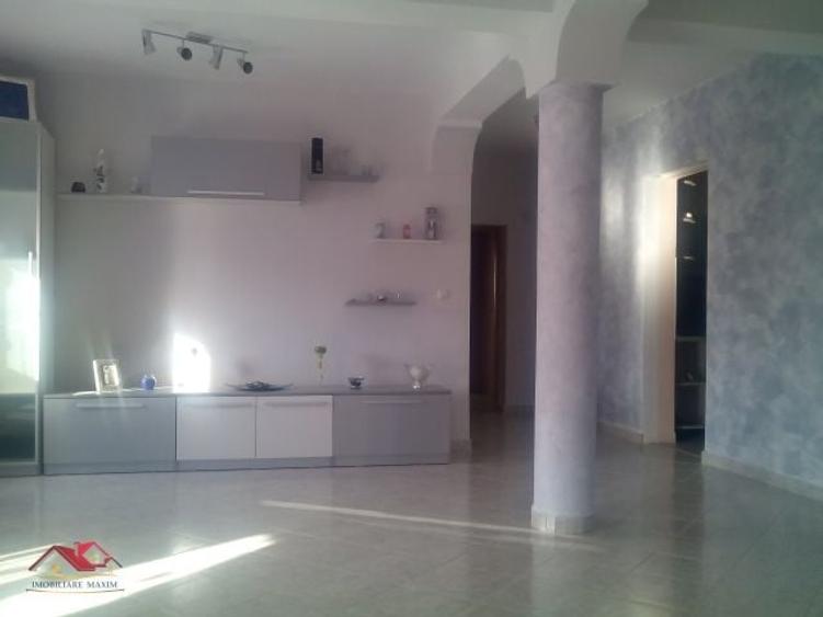 Casă individuală cu 6 camere cu Teren 2300 Mp în Cristian