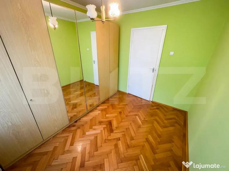 Apartament cu 4 camere semidecomandat în 22 Decembrie