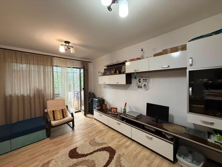 Apartament cu 3 camere decomandat în Gojdu