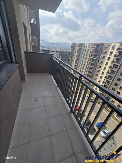 Apartament cu 3 camere decomandat în Tractorul
