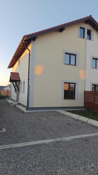 Casă cu 4 camere în Tărlungeni