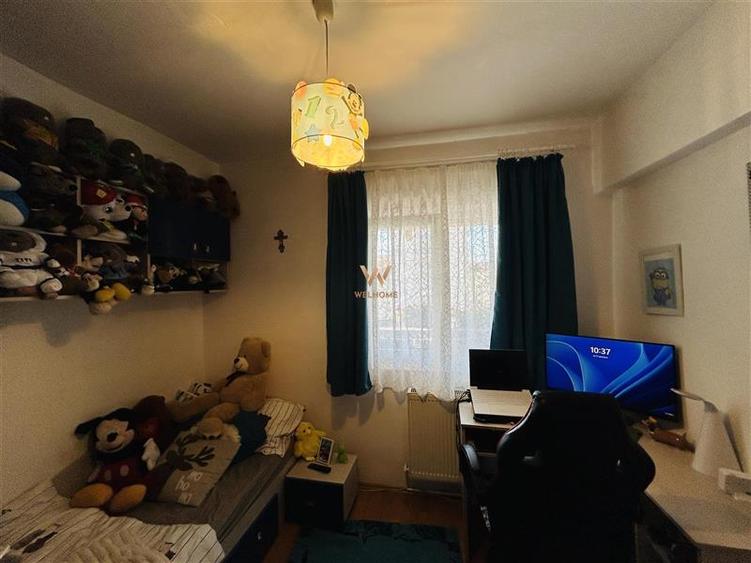 Apartament cu 4 camere decomandat în Valea Aurie