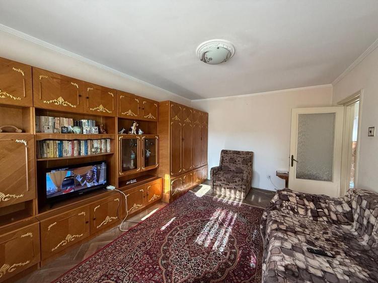 Apartament cu 3 camere decomandat, mobilat în Faleza Nord