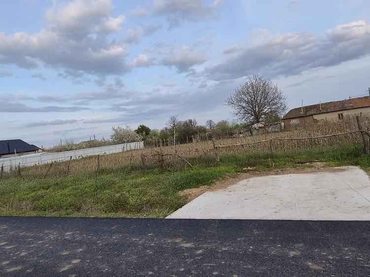 Teren de 9060 mp, în Cujmir