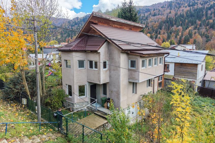 Casă individuală cu 4 camere cu Canalizare în Azuga