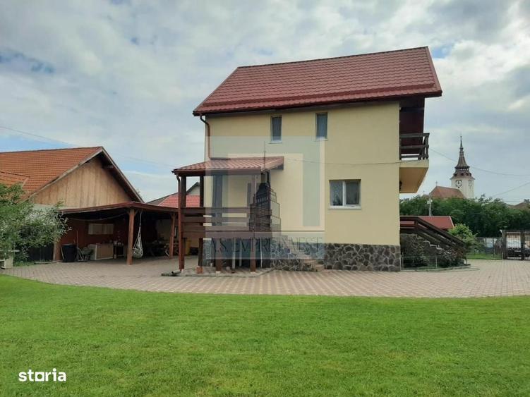 Casă cu 8 camere cu Canalizare în Sânpetru