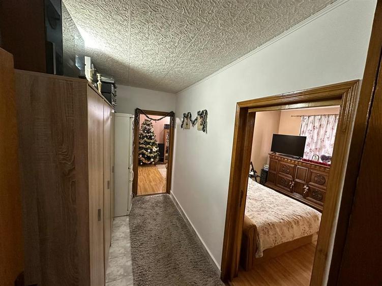 Apartament cu 4 camere decomandat, mobilat în Nicolina