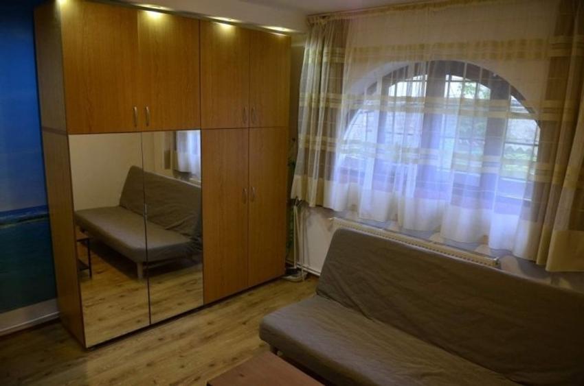 Garsonieră decomandată, mobilată în Romană