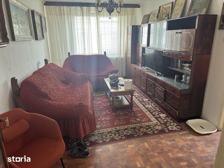 Apartament cu 3 camere semidecomandat în Titan