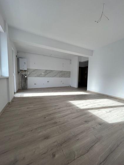 Apartament cu 3 camere semidecomandat în Florești — fotografia 1