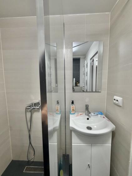 Apartament cu 2 camere nedecomandat, mobilat în P-ța Doina