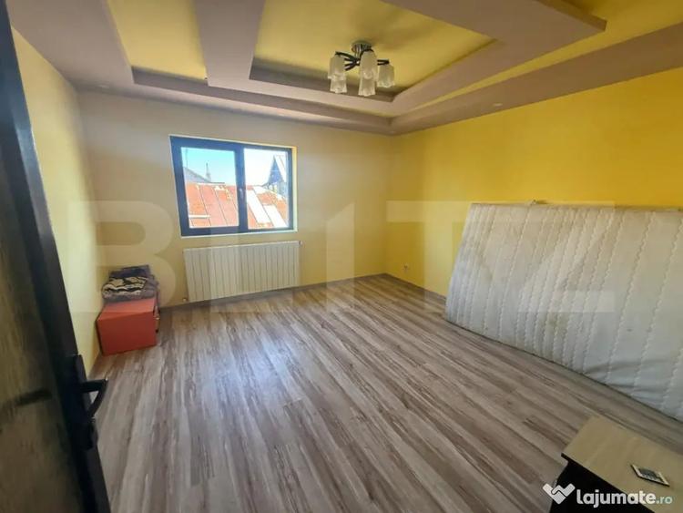 Casă cu 9 camere cu Teren 1000 Mp în Central