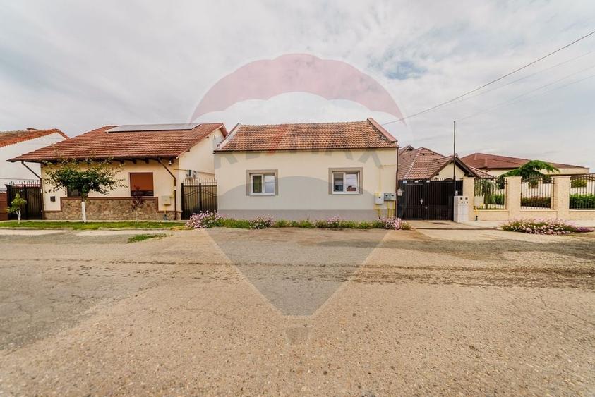 Casă individuală cu 2 camere cu Teren 100 Mp în Pârneava