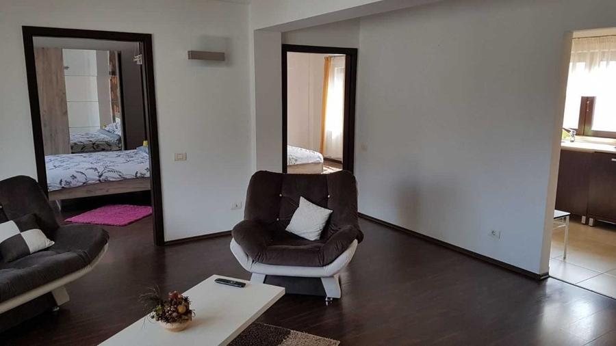 Apartament cu 3 camere semidecomandat, mobilat în Central