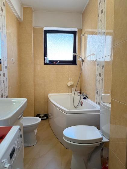 Apartament cu 3 camere decomandat în Palazu Mare