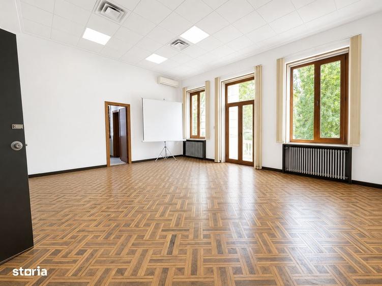 Spațiu comercial, de 3,500 mp, în Romană