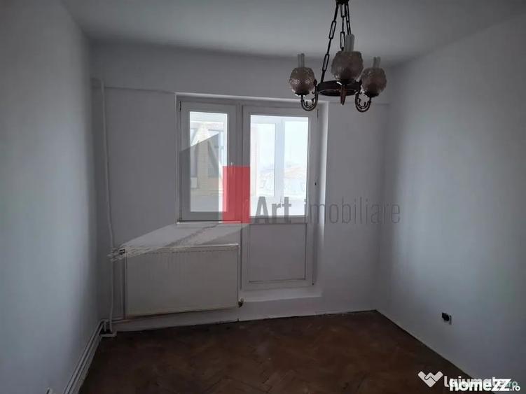 Apartament cu 4 camere decomandat în Central