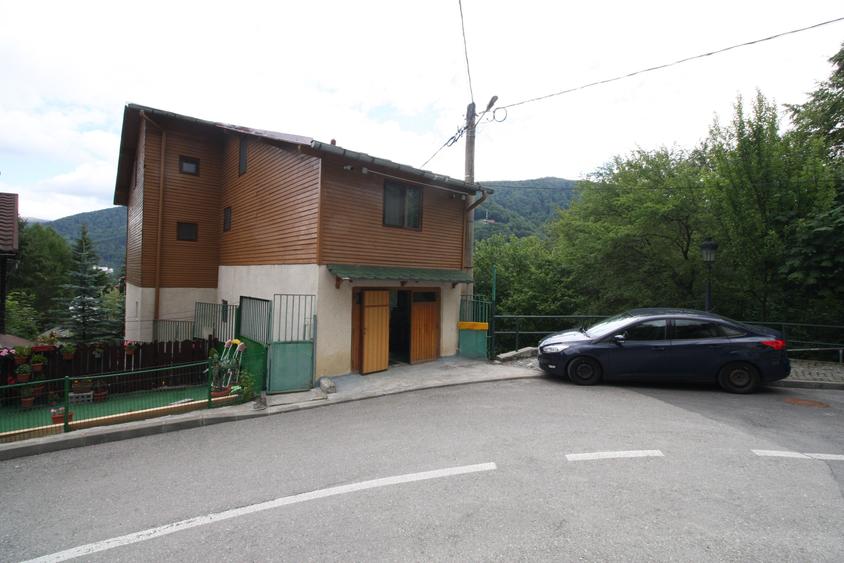 Casă individuală cu 8 camere cu Canalizare în Central
