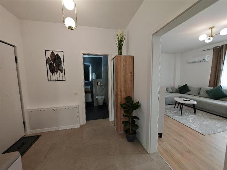 Apartament cu 3 camere decomandat, mobilat în Tractorul