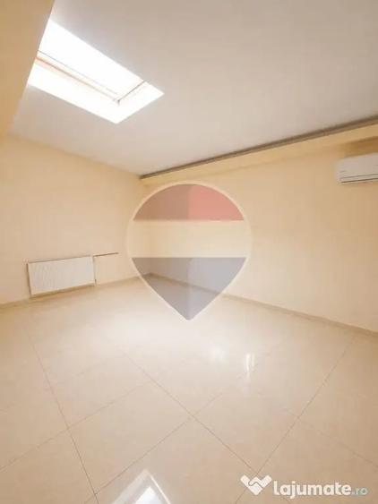 Casă cu 12 camere cu Teren 750 Mp în Fundeni