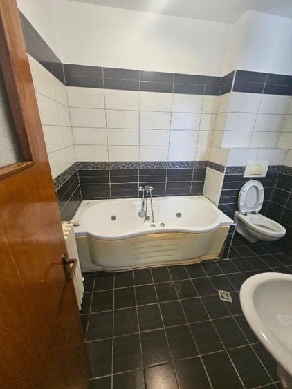 Apartament cu 3 camere semidecomandat în Vatra Luminoasă