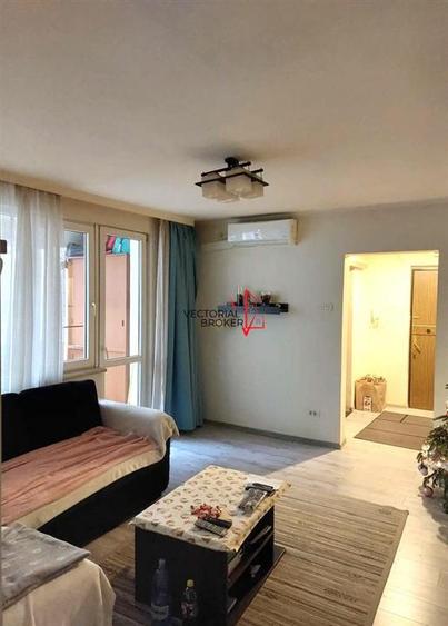 Apartament cu 3 camere semidecomandat în Colentina