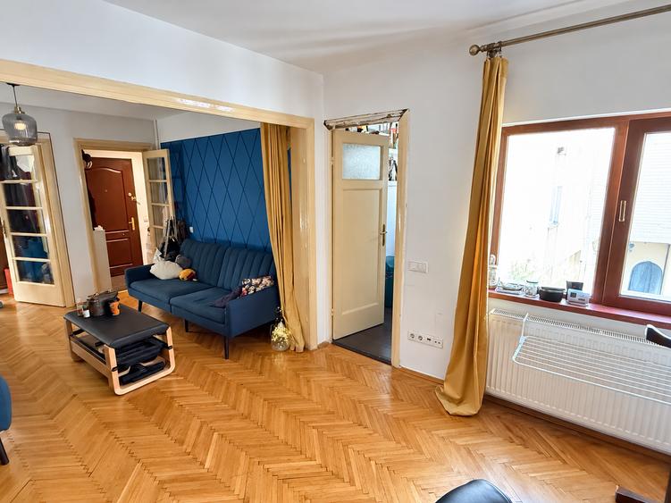 Apartament cu 3 camere semidecomandat în Dorobanți
