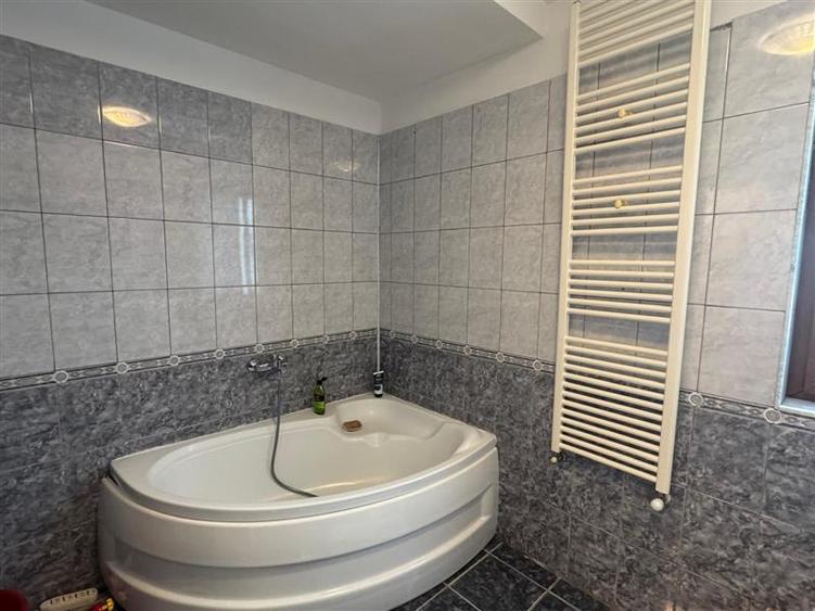 Duplex cu 4 camere cu Piscina în Titan