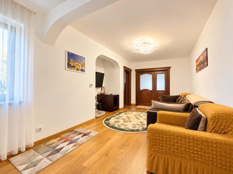 Casă cu 5 camere cu Teren 228 Mp în Domenii