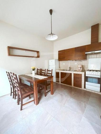 Apartament cu 2 camere semidecomandat, mobilat în Central