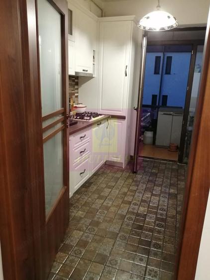 Apartament cu 3 camere semidecomandat, mobilat în Central