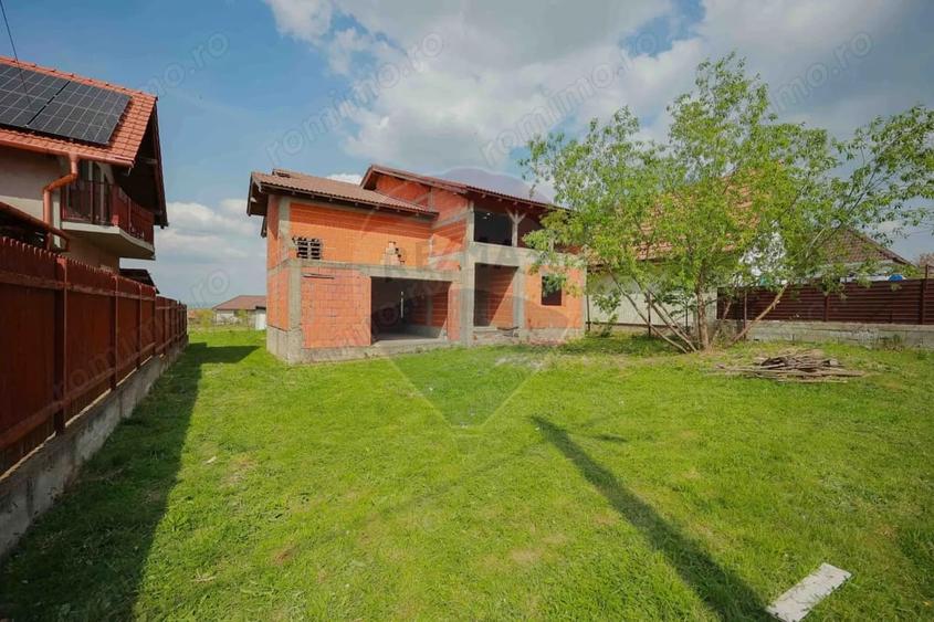 Casă cu Teren 1013 Mp în Cordău