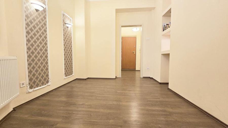 Apartament cu 3 camere semidecomandat în P-ța Unirii