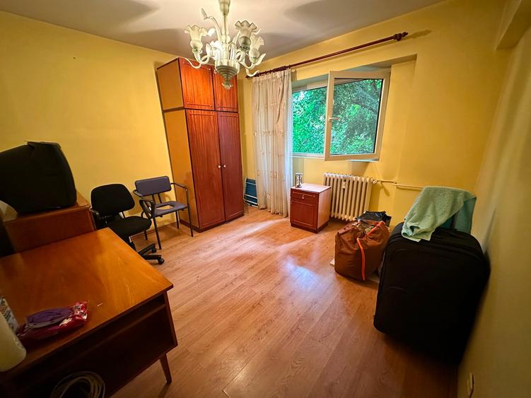 Apartament cu 4 camere decomandat în Iancului