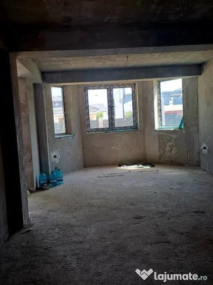 Casă cu 5 camere cu Teren 400 Mp în Malu Mare