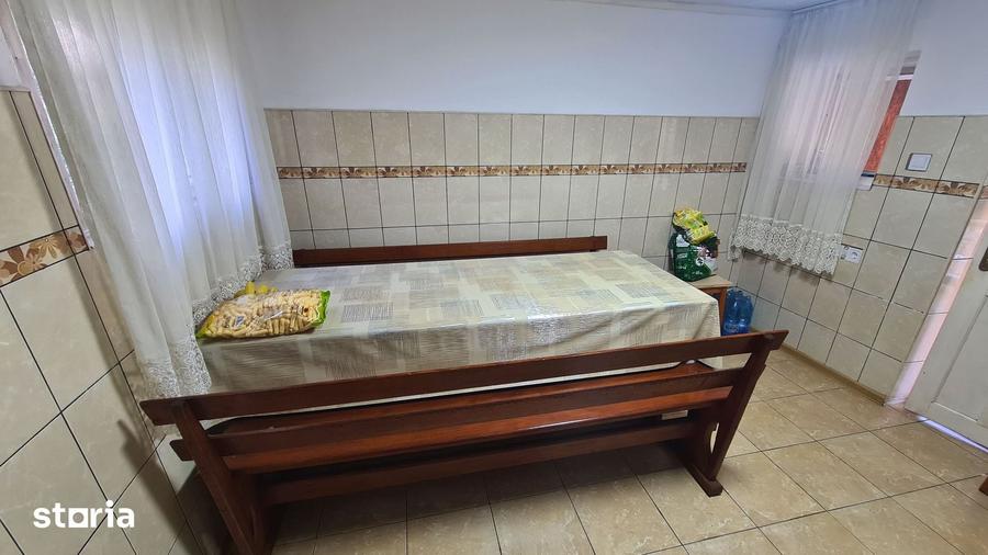 Casă cu 5 camere cu Teren 10706 Mp în Central