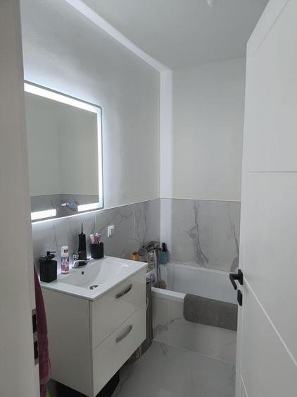 Apartament cu 3 camere decomandat în Florești