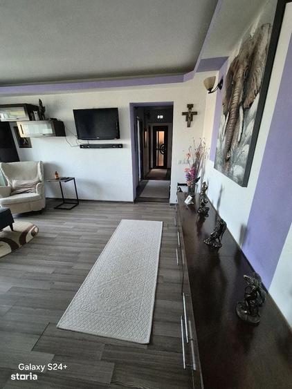 Apartament cu 4 camere semidecomandat în Tătărași